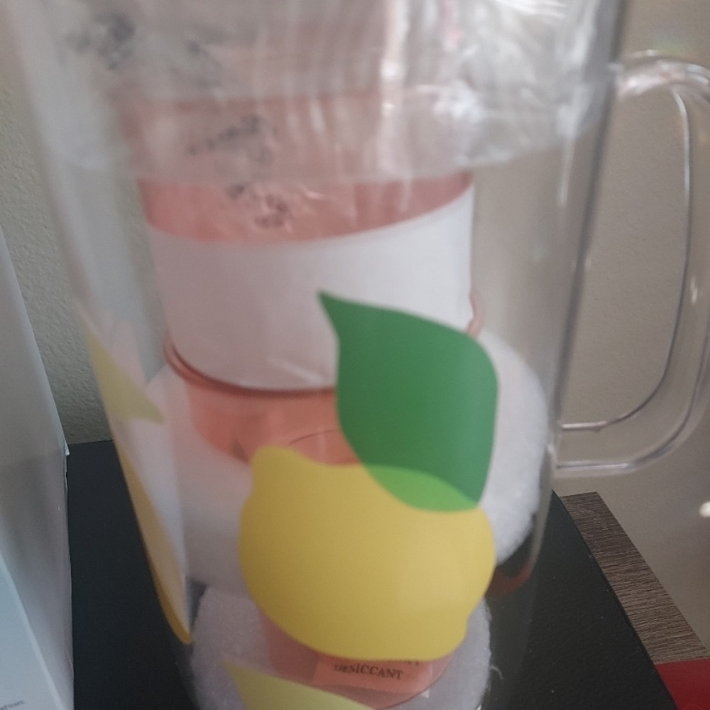Kate Spade 🍋 Lemon Pitcher and Stackable Cups Set - Picture 4 of 6
